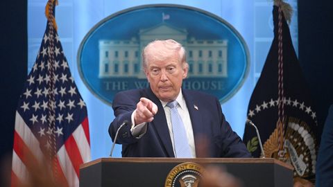 RELVARAHU ⟩ Trump peatas Iraani pommitamise kava kaheks nädalaks