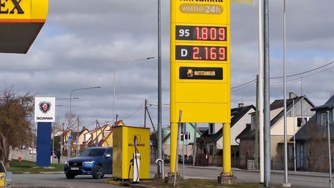 Diislikütuse börsihind kukkus hommikul viiendiku võrra. Millal jõuab odavnemine tanklatesse?