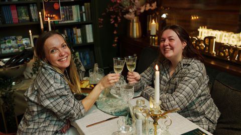 PILDID ⟩ Kaks raamatusõpra said ööbida raamatupoes