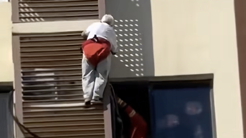 VIDEO ⟩ Elu ja surma piiril: 89-aastane naine rippus 21. korruse kõrgusel