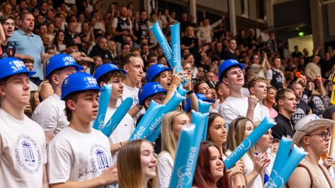 Kossufännid otsivad sotsiaalmeedias meeleheitlikult õhtusele mängule pileteid