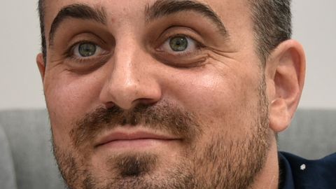 INTERVJUU ⟩ Krimikirjanik Robert Bryndza: vaatan sageli inimesi ja mõtlen nende saladustele