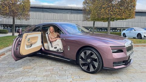 HOOMAMATUD LUKSUSAUTOD ⟩ Rolls-Royce, mis on su lapse silmade värvi ja mille salongi laes ilutseb sünnihetke tähistaevas