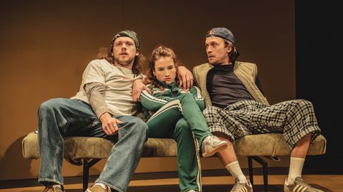 Koguperemuusikal või pereteraapia? «Driftijad» nihutab Eesti komöödia piire