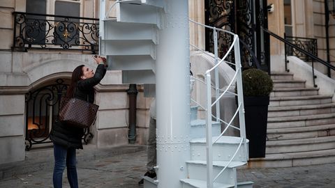 VIDEO ⟩ Kas paneksid tüki Eiffeli torni oma elutuppa? Haruldane trepijupp võib varsti olla sinu