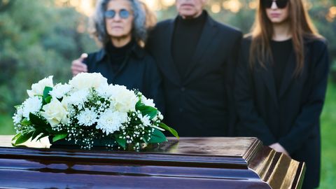 «ÜLE MEHE LAIBA» ⟩ Kaks naist said matusel teada midagi, millest sai alguse tõsine kähmlus