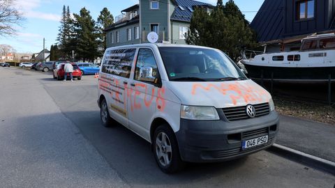 Vandaal lagastas sarjavate sõnumitega kaubikuid