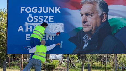 KOHALIK VAADE ⟩ Riigi raha eest valimispropagandat tegeva Orbáni vastu minnakse redeli ja värvirulliga