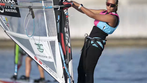 VIDEO ⟩ Johanna Lukk tuli noorte maailmameistriks purjelauaklassis, millega saab Eestis sõita vaid soojal ajal