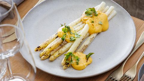 Köögikevad stardib spargliga. Hollandi kastmega või kartulipannkookides koos karulaugukastmega? Võrratu!