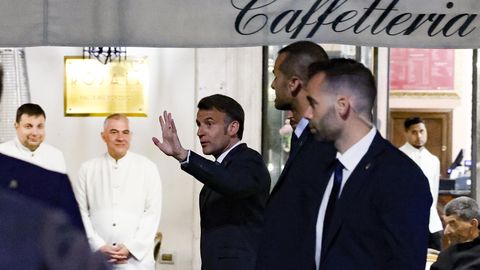 Macron tormas Roomas jalutades appi tervisega kimpus eakale mehele