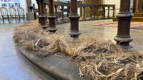 Kirik uuendab 160 aastat vana põlvituspinki