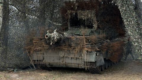 VARA MAHA KANDA? ⟩ Ukraina Leopard tank elas üle 52 droonitabamust ja sõitis minema