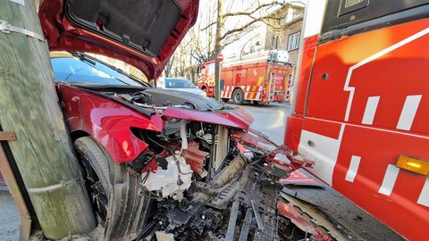 PILDID ⟩ Tartus sõitis autojuht liinibussile külje pealt otsa