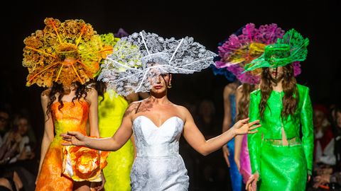 GALERIID ⟩ Hiigelsuured lilled ja värvilised unelmad panid moenädalale helge punkti