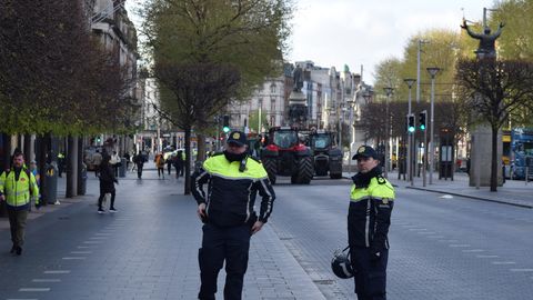 Iiri politsei ajas Dublinis laiali kütuse hinnatõusu tõttu tänavaid blokeerinud traktorid ja veokid