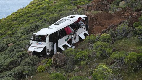Turiste vedanud buss paiskus Kanaaridel kuristikku: hukkus üks, kivid päästsid katastroofist