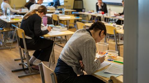 PEKKA ERELT ⟩ Emakeele riigieksami hindajad ja eksperdid eksivad murettekitavalt palju