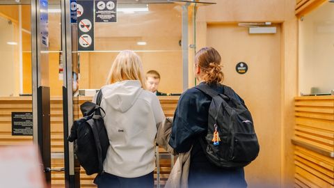 Uus piirisüsteem tekitab 3-tunniseid järjekordi ja jätab reisijad lennukitest maha