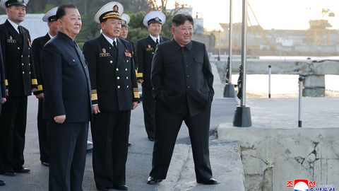 Põhja-Korea liider jälgis mereväe tiibrakettide katsetust