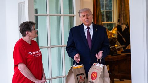 VIDEOD ⟩ Donald Trump andis kullerile Valges Majas korraliku jootraha