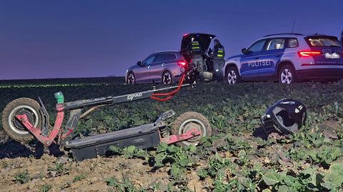 PILDID ⟩ Joobes juht põgenes elektritõukerattaga politsei eest põllule