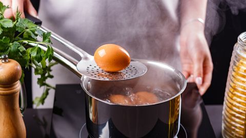 UNUSTA ÄRA ⟩ Põhjus, miks ei tohiks keedetud muna kohe külma vette pista