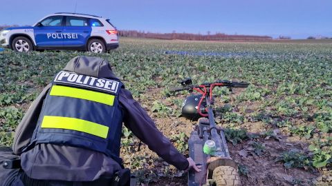 VIDEO ⟩ Tõuksiga Tartus põllul politsei eest põgenenud purjus mees: vana harjumus, põgenemine on minu teema!