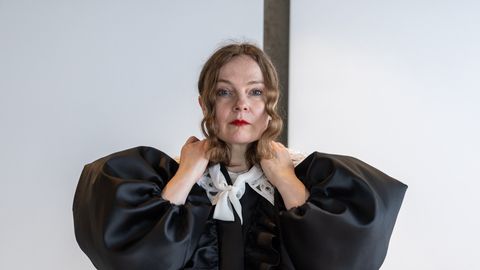 Lilli Jahilo kleiti kandev kahe lapse ema Merike Estna tõestab, et naine võib olla tippkunstnik