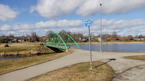 HIRMU ALL ⟩ Valgas levib jutt, nagu oleksid jõhkras tapmises kahtlustatavad juba vabaduses. Prokuratuur seda ei kinnita