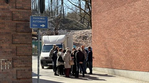 «Tahame infot!» Raskustes Tartu hoiu-laenuühistu liikmed kogunesid taas maja nurga taha koosolekule