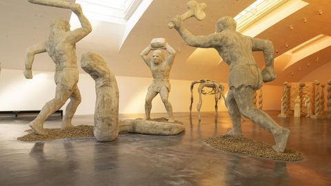 PILTUUDIS ⟩ Hunditunni lapsed: Edith Karlsoni hübriidolendid ärkavad ellu Kiasmas