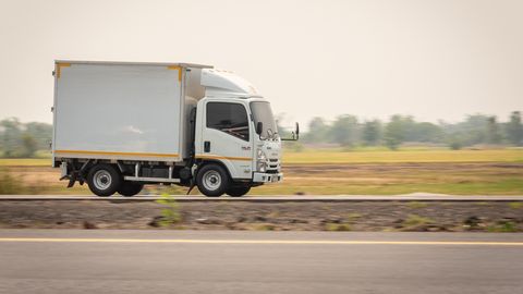 VIDEO ⟩ Armukadedusest pimestatud naine rippus uskumatul põhjusel kilomeetreid sõitva veoauto küljes