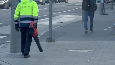 VIDEO ⟩ Kentsakas vaatepilt: pealinna tänavatel koristati tuulega tolmu?