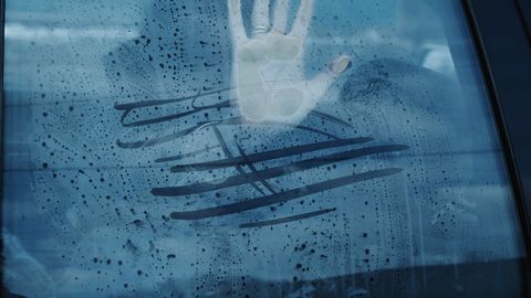 «TA PALUS ABI!» ⟩ Nagu märulifilmis: Tallinna vanalinnas surus mees naise kaubikusse ja haaras haamri