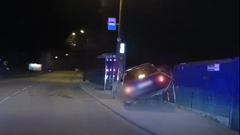 VIDEO ⟩ Politsei eest põgenenud purjus noormees paiskus Nõmmel autoga vastu aeda