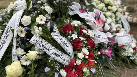 VALGAS TAPETUD MEHE MATUSTELT ⟩ Päikeseprillid, mis ei näe enam kunagi päikest, vaiksed lubadused ja uttu mattunud linn: «Meie leina ei maksa keegi kinni!»