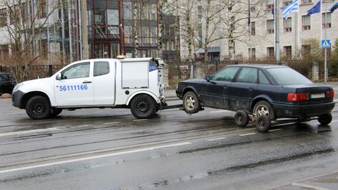 GALERII ⟩ Lasnamäe linnaosa valitsus viib romusõidukid  avalikust ruumist ära