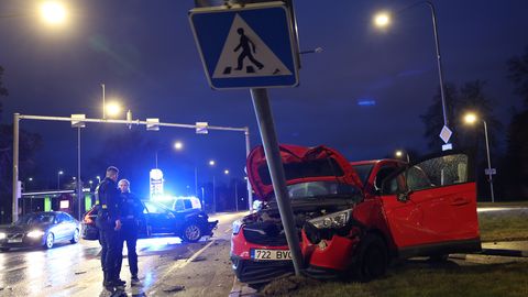 FOTOD JA VIDEO ⟩ Kahe sõiduauto avarii häiris Pirita teel liiklust