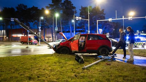 Noored kihutajad sõitsid punase tulega otsa Delfi ajakirjanikele, purustatud auto pandi juba 12 tundi hiljem müüki