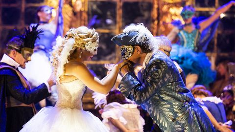 VIDEO ⟩ Muusikali «Ooperifantoom» sajaliikmeline trupp saabus proovideks Eestisse