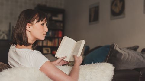 UUS SARI ⟩ Ilmus krimiromaan, mille igas peatükis juhtub midagi, mis kõik pea peale pöörab