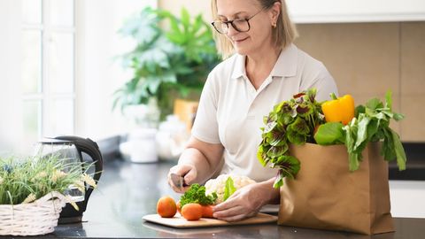 Kas sööd end eakaks? Uuring paljastas täpsed kellaajad, mil söömine kiirendab sinu vananemist