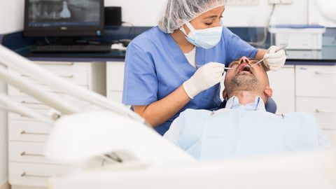 Kahe lapse isa jäi Türgis odava hambaravi tõttu kõigist hammastest ilma