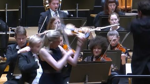 VIDEO ⟩ Ülikirglikud liigutused: dirigendi taktikepp lõi soomlanna hinnalise viiuli kogemata põrandale