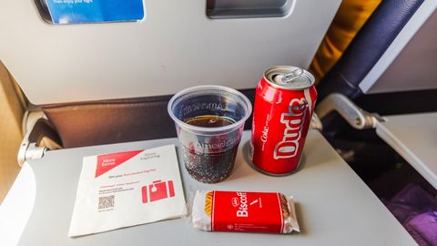 ÜLLATAV ⟩ Stjuardess paljastab: miks ei peaks lennukis «Diet Coke'i» jooki tellima