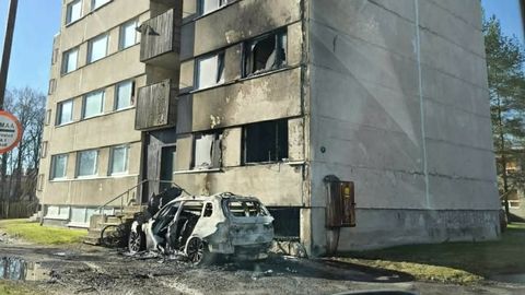 Põltsamaal süttis öösel kortermaja kõrvale pargitud BMW maastur