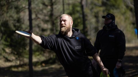 FOTOD ⟩ Kaitseväe ja Kaitseliidu veteranide toetuseks mängiti kettagolfi