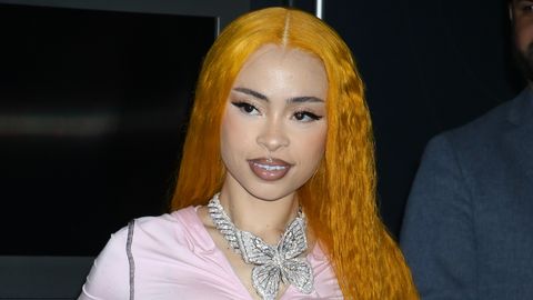 VIDEO ⟩ Nõrganärvilistel mitte vaadata: räppar Ice Spice sai kiirsöögikohas tappa