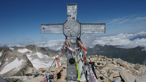 MÄGIVANDAALID ⟩ Püreneede kõrgeimas tipus tõmmati ketaslõikuriga maha kuulus rist
